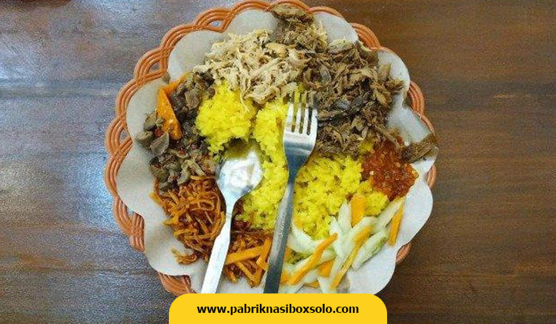 Nasi Kuning Enak di Solo Mulai Rp 10 Ribuan, Porsinya Pas dan Banyak Pilihan Lauk Menggoda Selera Nasi Kuning Enak di Solo Mulai Rp 10 Ribuan, Porsinya Pas dan Banyak Pilihan Lauk Menggoda Selera